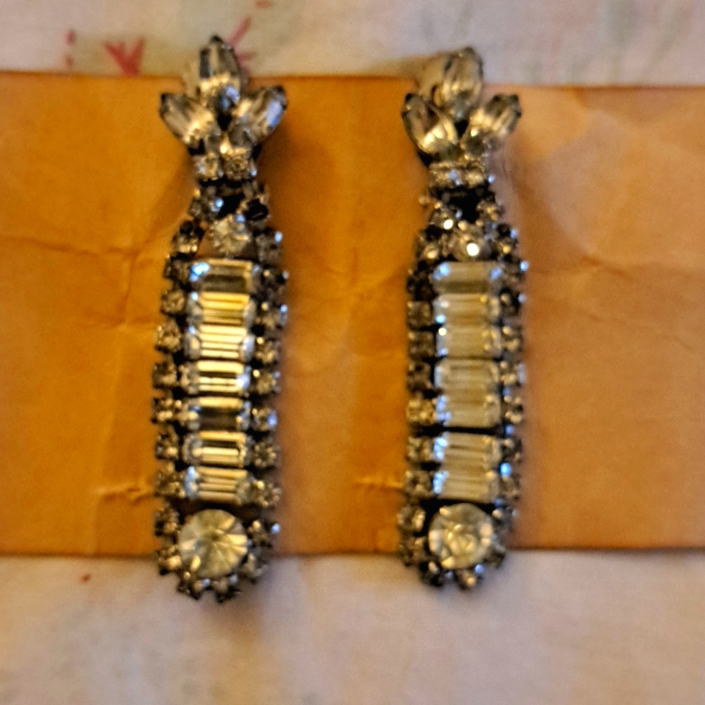 Vntg rhinestone dangle clip on earrings.